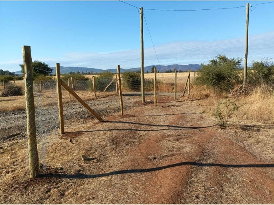 Portón de entrada con vista a la cordillera